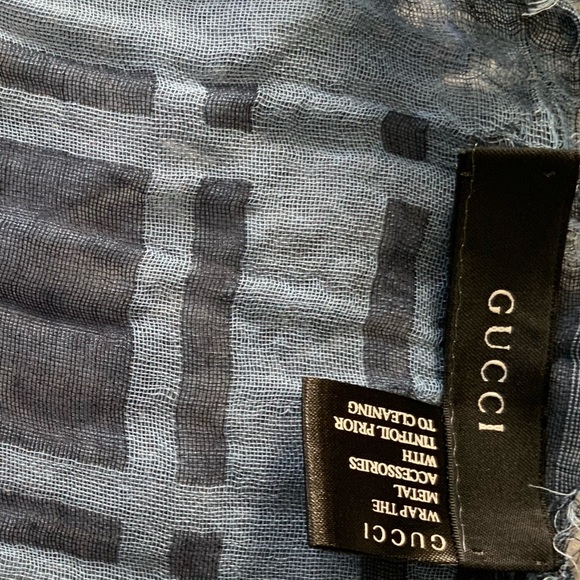 ⭐️PM EDITOR’S PICK⭐️ Gucci GG pattern shawl scarf - Picture 7 of 8